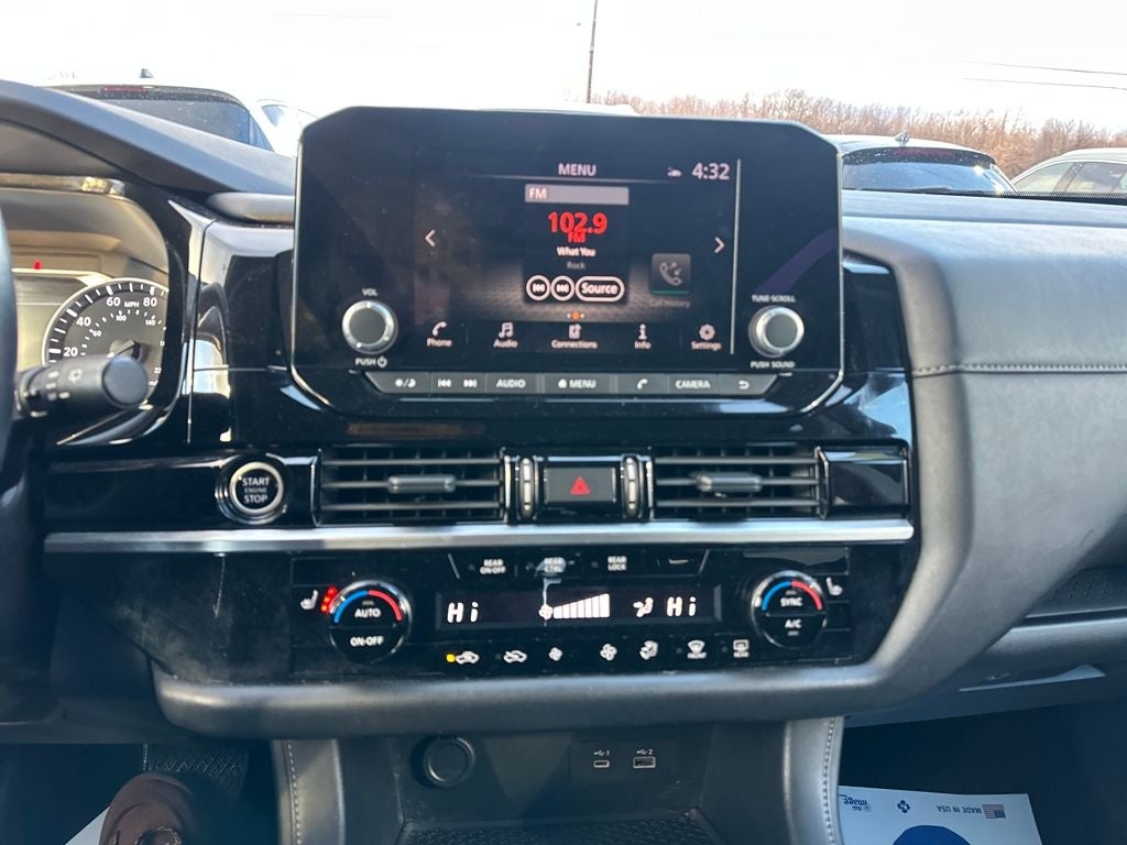 2024 Nissan Pathfinder SV