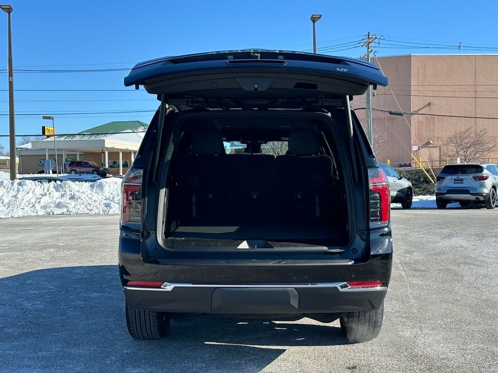 2025 Chevrolet Suburban 4WD LT