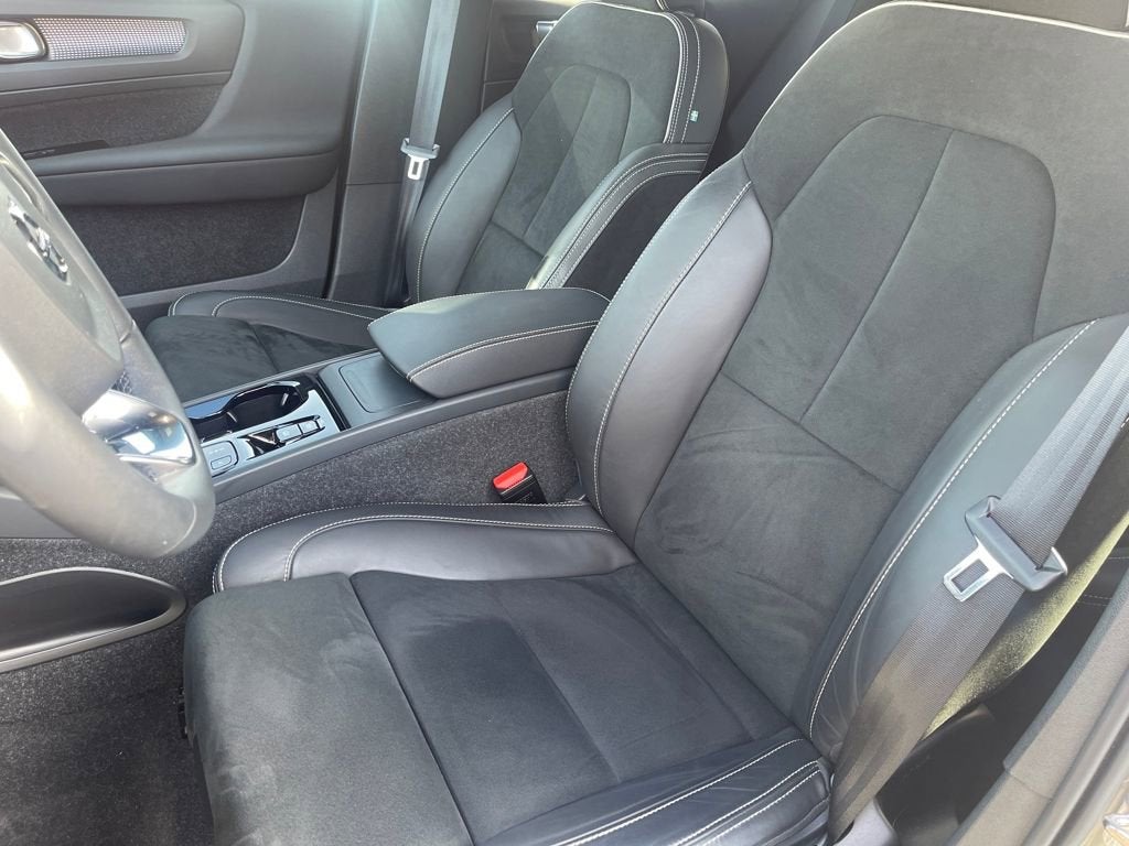 2022 Volvo XC40 R-Design