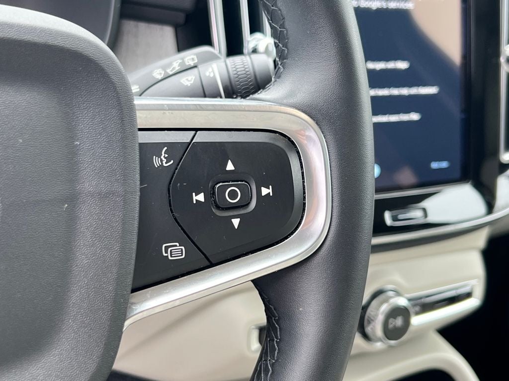 2023 Volvo XC40 Plus Bright Theme